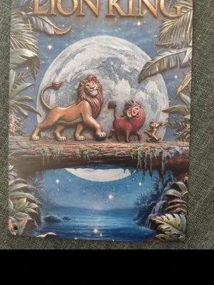 Lejonkungen metallskylt - Snygg metallskylt med motiv från Lejonkungen. Skylten har färgglad tryck med Simba, Timon och Pumbaa mot en blå natthimmel och fullmåne. Perfekt som dekoration till rummet eller samlingen. Skylten har fyra hål i hörnen för enkel upphängning.