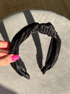 Svart hårband i sammet - Ett svart diadem/hårband i sammet. Kommer inte ihåg vart det är köpt 🌸