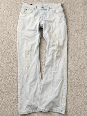 Vintage Lee bootcut jeans ljusblå  - inre längd är 79cm hela längden är 106cm bredd är 41cm rakt över benöppning är 24,5cm 