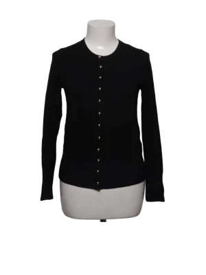Svart kofta med knappar - Klassisk svart kofta med rund halsringning och långa ärmar. Koftan har dekorativa knappar framtill och är enkel att matcha till olika outfits. Perfekt för lager på lager och en stilren look.