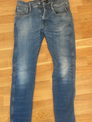 Replay jeans  - Tjena! Säljer dessa riktigt feta replay HYPERFLEX jeansen. Bra skick med några få slitningar. De är i jätte bra och super stretchigt material! 