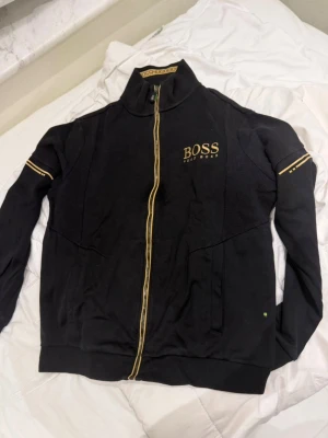 Hugo boss track zipper kofta guld 2018 edition  - Väldigt rare kofta av boss 2018 modell guld zipper med broderat logga 