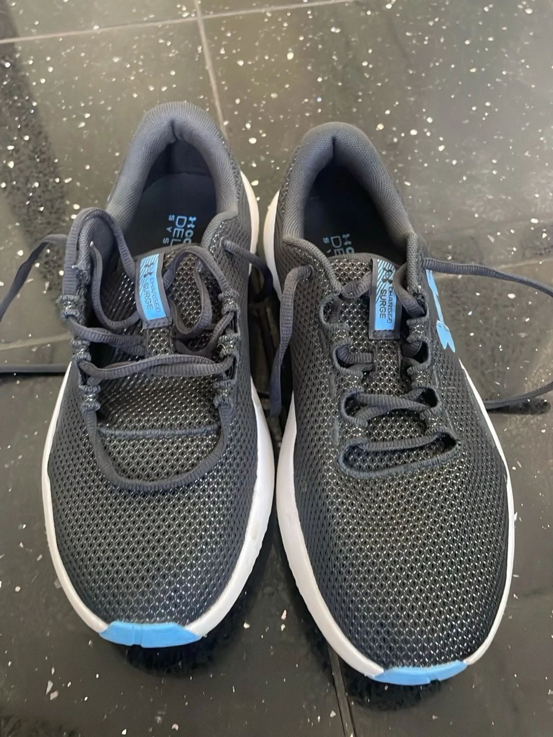 Svarta och blå Under Armour sneakers - 1