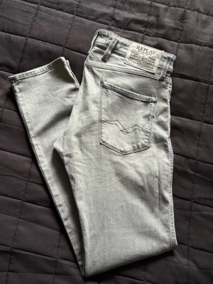 Replay hyperflex jeans - Ett par gråa replay jeans som jag ej använder längre och känner att någon annan har nytta av dessa. Gillar dessa väldigt mycket, det känns verkligen inte som jeans när man har på sig dessa. Extremt sköna. Hör av er vid frågor eller funderingar! ☺️