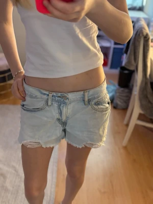 Ljusblåa shorts - Säljer mina ljusblåa shorts då dom inte kommer till användning. Dom har slitningar längt kanten där nere (ska va så). Dom är super sköna och härliga. Skriv till mig om frågor. (Priset går alltid att diskuteras)