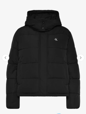 Calvin Klein jacka - En matt svart Calvin Klein jacka med luva som man kan dra av. Original pris ligger på runt 2299kr ungefär, varierar från vilken plattform man köper från. Knappast använts. Har man frågor eller funderingar skriv gärna privat. 