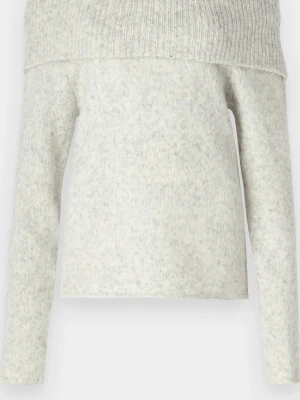 Offshoulder ljusgrå stickad tröja - Mysig offshoulder stickad tröja i ljusgrått med bred ribbad kant upptill. Tröjan har lång ärm och är gjord i ett mjukt, fluffigt material som ger en avslappnad och trendig look. Perfekt för dig som gillar en enkel men snygg stil. Aldrig andvänd!