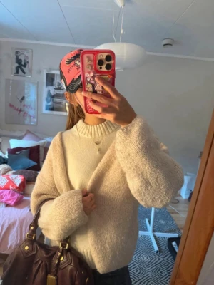 Kofta från Lindex - Super mysig beige kofta från Lindex som tyvärr inte kommer till användning längre💞💞  storlek xs-s😆 perfekt året runt då man alltid behöver en kofta💕