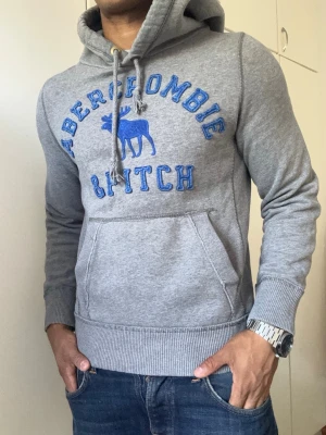 Vintage Abercrombie & Fitch Hoodie - Sjukt snygg Abercrombie & Fitch Hoodie | Storlek S | Mycket bra skick | Modellen är 175cm, 70kg