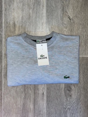 Grå sweatshirt från Lacoste - Pris lappen är borttaget, dvs den kommer utan prislapp 