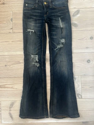 Blå cheap monday jeans - storlek 27:30, i mörkblå har gjort hålen själv, superfina säljer pgd har växt ur de❣️ den ända slitningen ör på bild 3 men inget man tänker på❣️