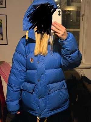 INTRESSEKOLL Fjällräven jacka expedition down - INTRESSEKOLL på min blåa fjällräven jacka i storlek M, passar allt från xs-m. Den har endast någon fläck på ärmen annars i superbra skick. Kanske vill sälja då jag är ute efter en annan jacka. Ställ gärna frågor och prisförslag❤️