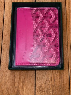 Mörk rosa G0Y@RD plån bok  - Snygg mörk rosa plånbok 