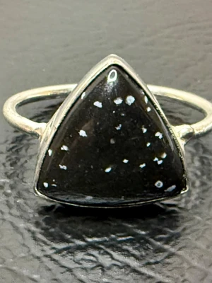 Unik Handgjord 925 Silverring med Snöflingeobsidian – Ädelsten som symboliserar Balans & Inre Styrka Ny - Ny och oanvänd handgjord ring i stämplat 925 silver med en noggrant utvald snöflingeobsidian. Ringen är skapad av en kvinnlig silversmed som arbetar småskaligt med äkta ädelstenar och genuint hantverk. Snöflingeobsidian förknippas traditionellt med balans, klarhet och inre styrka. Mått ca: höjd 1,5 cm, bredd 1,5 cm, innerdiameter 2,2 cm. Jag prutar inte då priset redan är lågt, men erbjuder gärna bra bundelrabatt vid köp av flera annonser. Kika gärna på mina andra annonser!  