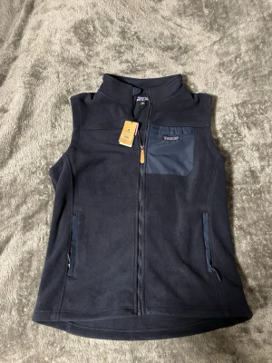 Patagonia väst  - Snygg blå väst, i storlek M men lite stor i storleken, aldrig använd, skriv vid frågor! Lappen är borttagen.