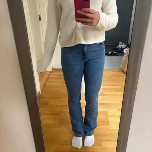 Blå bootcut jeans från Zara, strl 40 - Säljer ett par klassiska blå jeans från Zara i storlek 40. Jeansen har bootcut, normal midja och fem fickor. Tillverkade i mjukt denimtyg.
