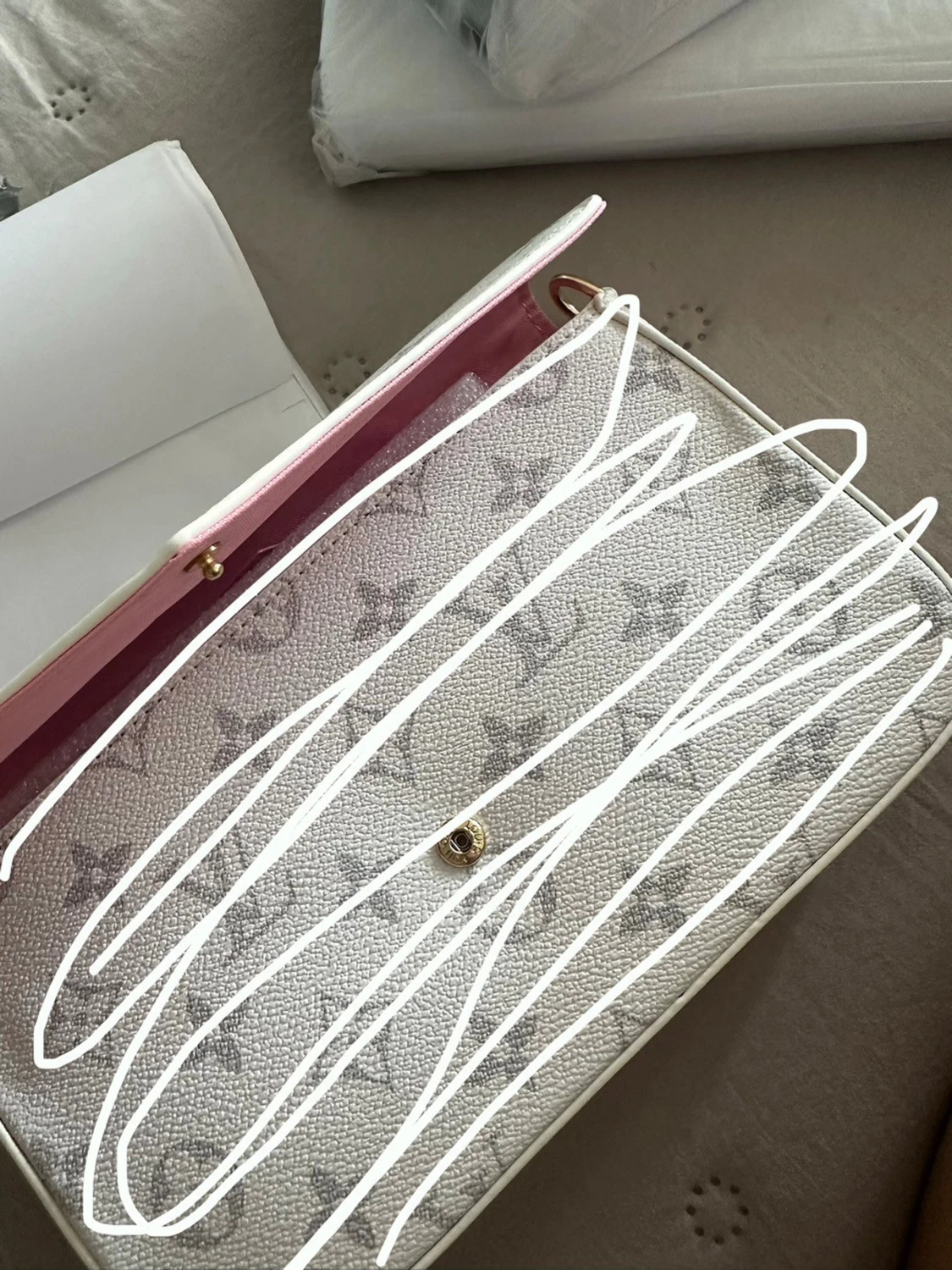 Vit handväska med monogrammönster - 1