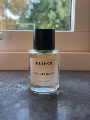 ESSNCE Vanilla Sass' Eau de Parfum - ESSNCE Vanilla Sass' Eau de Parfum i 50ml, se mängd kvar på bilden🙌 postar idag/imorgon💕