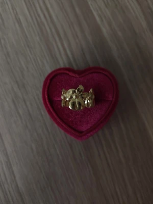 Guldfärgad ring med blommor - Blommor ring i storlek 19,4mm, guldfärgad.