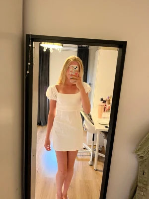 Vit klänning  - Söt vit kortklänning. Den är aldrig andvända💕💕