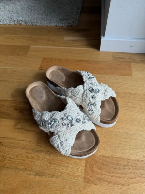 Tofflor  - Tofflor med stenar 