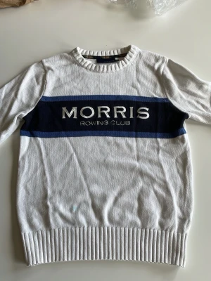 Morris stickad tröja - Säljer en fin stickad tröja från Morris. Storlek xs. Har en liten liten blå fläck vid framsidan men det syns knappt något. 