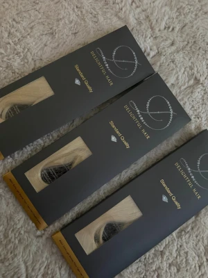 Blonda löshår från Delightful Hair - Säljer tre paket blonda löshår från Delightful Hair. Håret är rakt och kommer i en ljusblond nyans #6001. . 70cm långt. . Perfekt för dig som vill ha längre eller fylligare hår. Räcker till full förlängning, 1 pkt = 20 slingor alltså 10 dubbla. OANVÄNT nypris 3150kr mitt pris 2600kr
