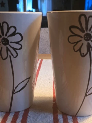 Fina handgjorda krukor, heter Phönix - 2 krukor, handgjorda i tyskland. Höjd 19 cm, diam 12,5 cm. Den ena krukan har en knappt synsbar spricka på insidan. Se sista bilden