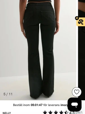 svarta bootcut jeans från Nelly - snygga svarta bootcut jeans från Nelly med klassisk femficksdesign och broderade detaljer på bakfickorna🖤jeansen är low waist & bootcut. strl short/34