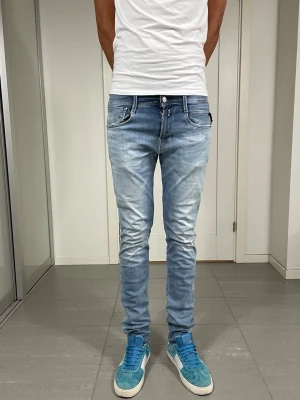 Replay Anbass Hyperflex Jeans - Säljer nu dessa Replay Anbass Hyperflex Jeans, mått ca 37 o 108 cm. skriv för fler bilder/frågor🙌🏼