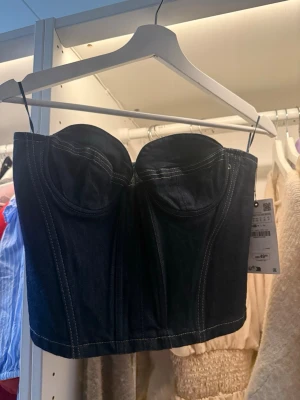 Mörkblå denim korsettopp - Snygg mörkblå korsettopp från Zara❣️❣️(har lnte använt)