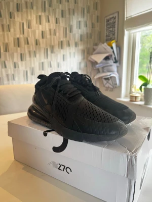Nike 270s - Nike 270s i storlek 42  Utan tvekan den skönaste skon jag haft. Inget som påverkar användning  Skriv för fler bilder Perfekt för alla årstider  Skorna tvättas så gått de går innan frakt Saknar original sula men de bara att använda en annan.