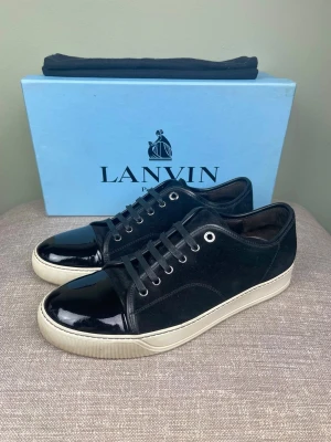 Lanvin skor - Hej, säljer nu dessa svin snygga Lanvin skor. Skorna är i grymt skick! Begränsat antal boxar och dustbag. Hör av dig vid frågor. 