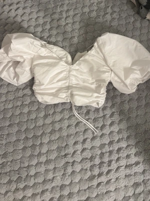 croppad topp - från hm helt ny storlek xs