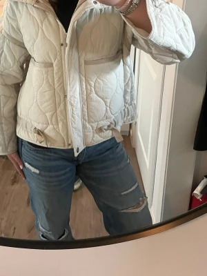 Quiltad Zara jacka - Säljer min quiltade jacka från Zara då jag har för många och den inte kommer till användning😅använd ca 5-10 gånger och i nyskick, inga defekter. Storlek S, går att justera ärmkanter och midja med band. 