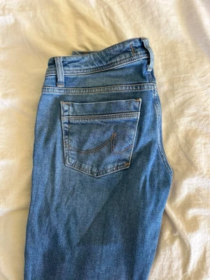 Blå jeans från LTB - Säljer ett par klassiska blå jeans från LTB. Jeansen har snygga kontrastsömmar och normalhög midja. Tillverkade i mjukt denimtyg som är skönt att bära. Perfekta till en avslappnad stil.