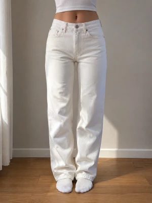 Vita raka jeans med mid waist - Säljer ett par vita jeans med rak passform och medelhög midja från Gina tricot . Jeansen har klassisk femficksdesign, bälteshällor och stängs med knapp och dragkedja. Materialet är kraftigt denim som ger en snygg och stilren look. Använt bara en gång