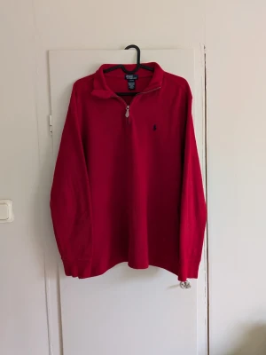 Vintage Ralph Lauren 1/4 zip - Tjena! Jag säljer en riktigt snygg vintage Ralph Lauren 1/4 zip😁 Den är självklart äkta✅ Skicka om du har några frågor☺️ Den har några fläckar annars bra skick! Storlek L barn men passar xs vuxenstorlek!