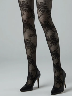 HELT NYA OANVÄNDA svarta mönstrade / blommiga strumpbyxor, Gatta. XS-S. - Helt nya oanvända svarta strumpbyxor/tights från Gatta, modell Faria Fantasia. De har ett snyggt blommigt mönster och är  20 denier. Materialet är en mix av polyamid och elastan, vilket gör dem stretchiga och bekväma. Perfekt för att ge outfiten en extra touch. Strlk XS-SMALL. Felfria. Skyltdockan visar ungefär hur de ser ut på.