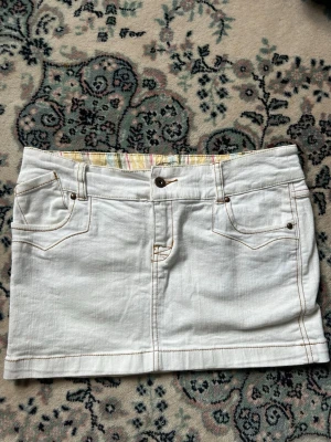 Snygg vintage vit lågmidjad jeanskjol  - Super fin💞 midjemått på bild