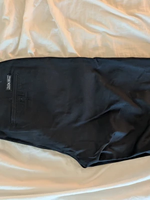 Ralph Lauren Polo chinos - Blå chinos med klassisk passform från Polo Ralph Lauren. Byxorna har en broderad vit logga vid fickan, bakficka med knapp och är gjorda i ett mjukt, vävt material för en stilren look.