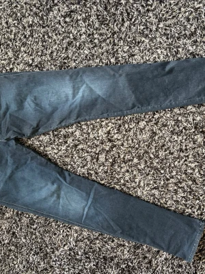 Replay anbass jeans HELT NYA - Hejsan, säljer nu dessa helt nya replay jeans i modellen anbass, storlek 33/32 och har endast en tvätt i sig! Köpta denna sommaren!
