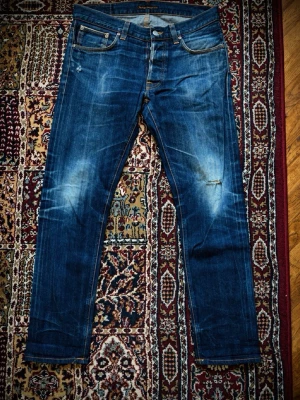 Nudie selvedge  - Säljer ett par nudie selvedge jeans. Med feta fades och små slitningar. Storlek. W33. L32