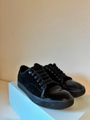 Blå Lanvin skor - Säljer nu mina Lanvin skor i storlek 42. Det passar mig som har 41-43. Det är mörkblå mocka, sula och snöre. De har använts sparsamt och letar nu efter någon ny som kan ha på sig unika skor som nästan ingen har. Jag har personligen aldrig sett någon med dessa exakta skor. Vid snabb och smidig försäljning kommer bättre pris. Tveka inte att skriva om ni har frågor. Mvh Pontus 