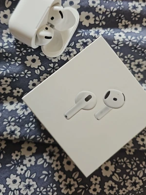 Airpods 4 ANC - Snygga vita trådlösa in-ear hörlurar med laddningsetui. Modern och stilren design med slimmad form och touchkontroller. Perfekta för musik, poddar och samtal på språng. Levereras i originalförpackning. Inköpta 1/8-2026 . 