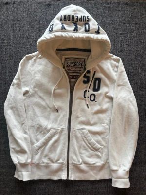 Superdry zip up ~ sällsynt  - Säljer nu denna sjukt snygga Superdry zip up hoodien | st L ~ 180–190cm | passar perfekt nu till kyligare dagar! Modellen produceras inte längre och är därav väldigt sällsynt. Kan även gå ner lite i pris vid snabb affär🍁🫶