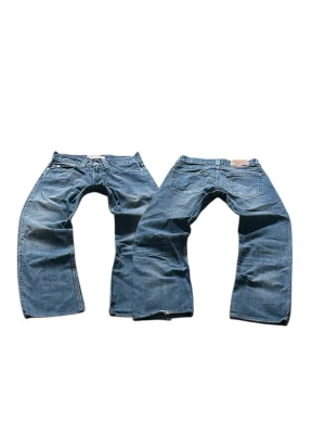 Blåa Vintage Levis 506 Bootcut / Regular Fit Jeans Storlek W28 L32 - Mycket fina Levis Jeans i blå färg. | Jeansen är i mycket bra skick och sparsamt använda. |  Äkta som allt annat jag säljer! ✅ |  Storlek: W28 L32 | Skick: Mycket Bra Skick | Färg: Blå | Märke: Levis | Modell: Jeans |   Hör gärna av dig vid frågor så svarar jag så fort jag kan! 😁 |  (SKU - 272)