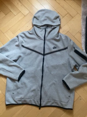 Nike tech  - Grå Nike tech i storlek XL priset är inte hugget i sten !!