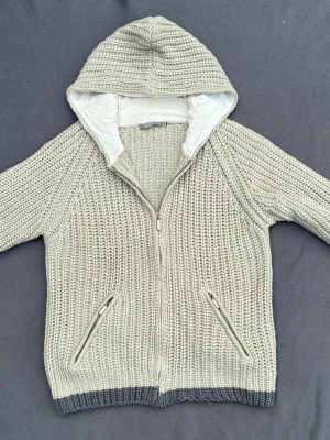 Snygg hoodie - Riktigt snygg stickad hoodie / kofta, perfekt mot hösten. Storlek M, kan även passa S. Fint skick, lite missfärgad inuti luvan.