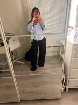 Blårandig skjorta med knappar - Randig linne skjorta från Zara i storlek XS.